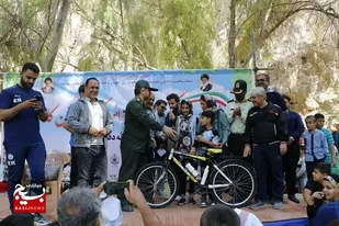 پیاده روی بزرگ خانوادگی در هفته دفاع مقدس در کازرون برگزار شد