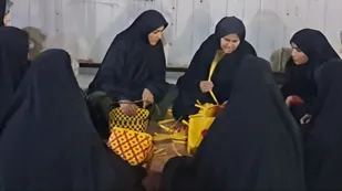 بانوی کارآفرین هندیجان با خلاقیت، هنر تسمه بافی رابهم گره زد