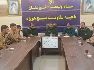 نشست صمیمی فرمانده ناحیه مقاومت بسیج هویزه با سربازان به مناسبت روز سرباز