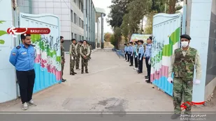 نواختن زنگ مقاومت به مناسبت هفته بسیج در دبیرستان شهید باهنر