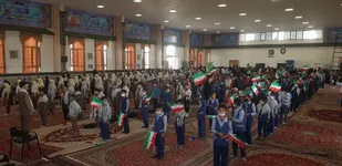اجرای سرود &laquo;سلام فرمانده&raquo; با همخوانی 313 دانش آموز خوسفی