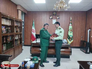 تجلیل فرمانده تیپ ۴۸ فتح از فرمانده نیروی انتظامی استان + (تصاویر)