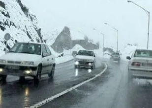 بارش شدید باران و لعزندگی جاده&zwnj;های کردستان/ رانندگان احتیاط کنند