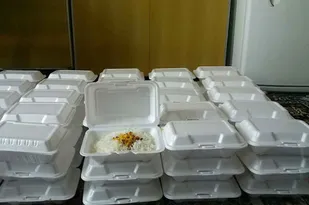 توزیع بسته های غذایی بین همراهان بیماران بستری در بیمارستان امام خمینی(ره)