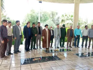 غبارروبی مزار شهدای دهلران به مناسبت هفته کار وکارگر