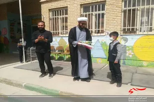 تجلیل امام محله آل یاسین (ع) سرخه از دانش آموز فعال بسیجی