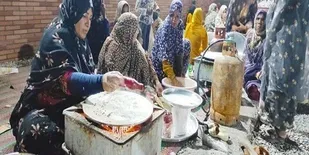 مسجدی در رودان که رزق و روزی میدهد/پنجشنبه شب ها تبدیل به بازارچه می شود تا اهالی محله رزق و روزی به خانه ببرند