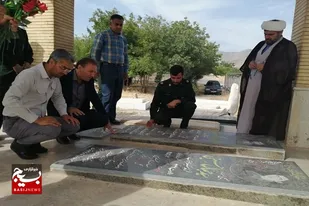 قبور شهدای ارسنجان گلباران شد