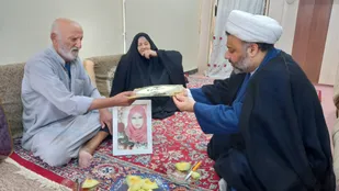تجلیل از ایثار رفیع خانواده شهیده دانش&zwnj;آموز/دیدار مسئول دفتر نمایندگی ولی فقیه آبادان با خانواده شهدا