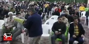 سربازان برای دست بوسی پدر و مادر به خط شدند