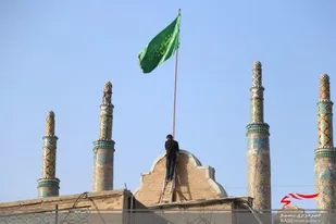 تعویض پرچم سیاه و اهتزاز پرچم سبز حرم امامزاده حسین(ع) قزوین