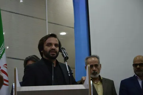 محسن مرادی مستندساز لرستانی هدیه خود را تقدیم به خانواده شهید مدافع حرم کرد