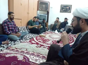 حضور رزمندگان در منزل بسیجی مرحوم مرتضی رضایی به جهت همدردی با خانواده داغ دیده