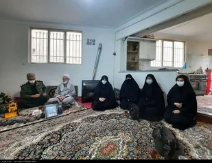دیدار جمعی فرمانده ناحیه مقاومت همدان با خانواده شهید مدافع حرم مهدی هزاره