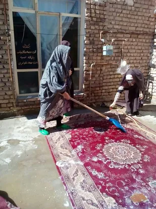خانه تکانی منزل مادران شهدا به همت گروه جهادی گل یاس در خوی