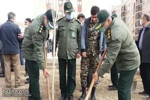 تجدید میثاق پاسداران ملایری با شهدا و غرس نهال به یاداز شهیدان