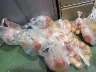 تهیه و آماده سازی بسته&zwnj;های معیشتی برای کمک به نیازمندان توسط پایگاه امام حسن عسکری (ع)