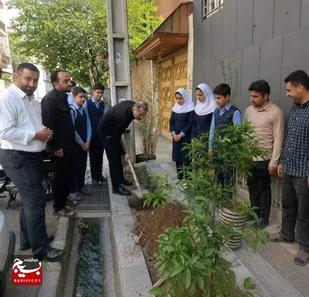 غرس نهال به مناسبت روز معلم