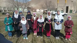 کاشت نهال توسط دانش آموزان در روستای حاج سیران زنجان