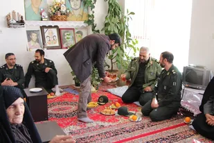 دیدار فرمانده سپاه استان با خانواده شهیدان داوودی در شهر بِن