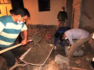بازسازی خانه نیازمند در کنگان