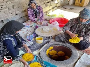 حسینیه مسجد حاج یحیی بناب و دستانی که نان طبخ می کنند
