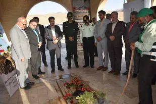 مزار تنها شهید روستای اسفنگ بهاباد غبارروبی شد
