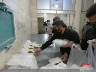توزیع 1300پرس غذا به همت بسیج دانشجویی خمینی شهر