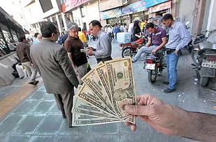 دولت باید بر توزیع ، عرضه و قیمت دلار نظارت کند