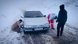 سه خودروی سواری در برف و کولاک محور میاندوآب-قره آغاج گرفتار شدند
