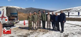 شوق نیروهای بسیجی برای کسب آمادگی نظامی در راه دفاع از وطن در روز برفی
