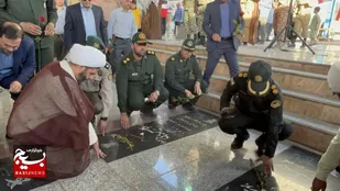 آئین غبار روبی وعطرافشانی مزارشهدا در مناطق مختلف شوشتر