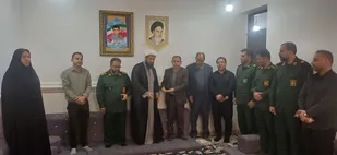 دیدار فرمانده ناحیه مقاومت بسیج هویزه با خانواده معظم شهدا و ایثارگران به مناسبت هفته پرافتخار بسیج