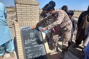 غبارروبی مزار شهداء در بخش پشتکوه شهرستان خاش