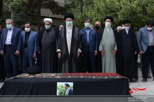 رهبر انقلاب بر پیکر مرحوم دعائی نماز میت اقامه کردند