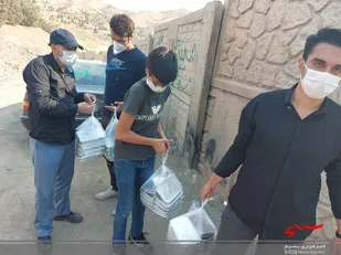 توزیع هزار پرس غذای گرم در مناطق محروم توسط جهادگران حوزه 121 شهید باکری