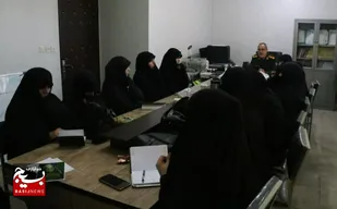 بانوان بسیجی در خط مقدم جهاد تبیین قرار دارند