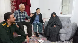 دیدار فرمانده سپاه شهرستان آبیک با خانواده معظم شهید اصغر وندایی