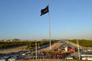 اهتزاز پرچم بزرگ عزاداری در ورودی شاهرود