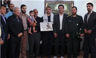 مدال قهرمانی برگردن فرزندان شهدای مدافع حرم / تصاویر