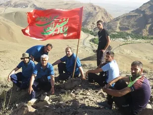 اجرای برنامه کوهنوردی توسط رزمندگان گردان ۱۱۷امام حسین علیه السلام در سالروزشهادت شهید دکتر چمران