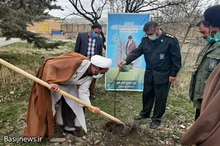 غرس نهال مقاومت توسط نیروهای سپاه پاسداران در اسدآباد