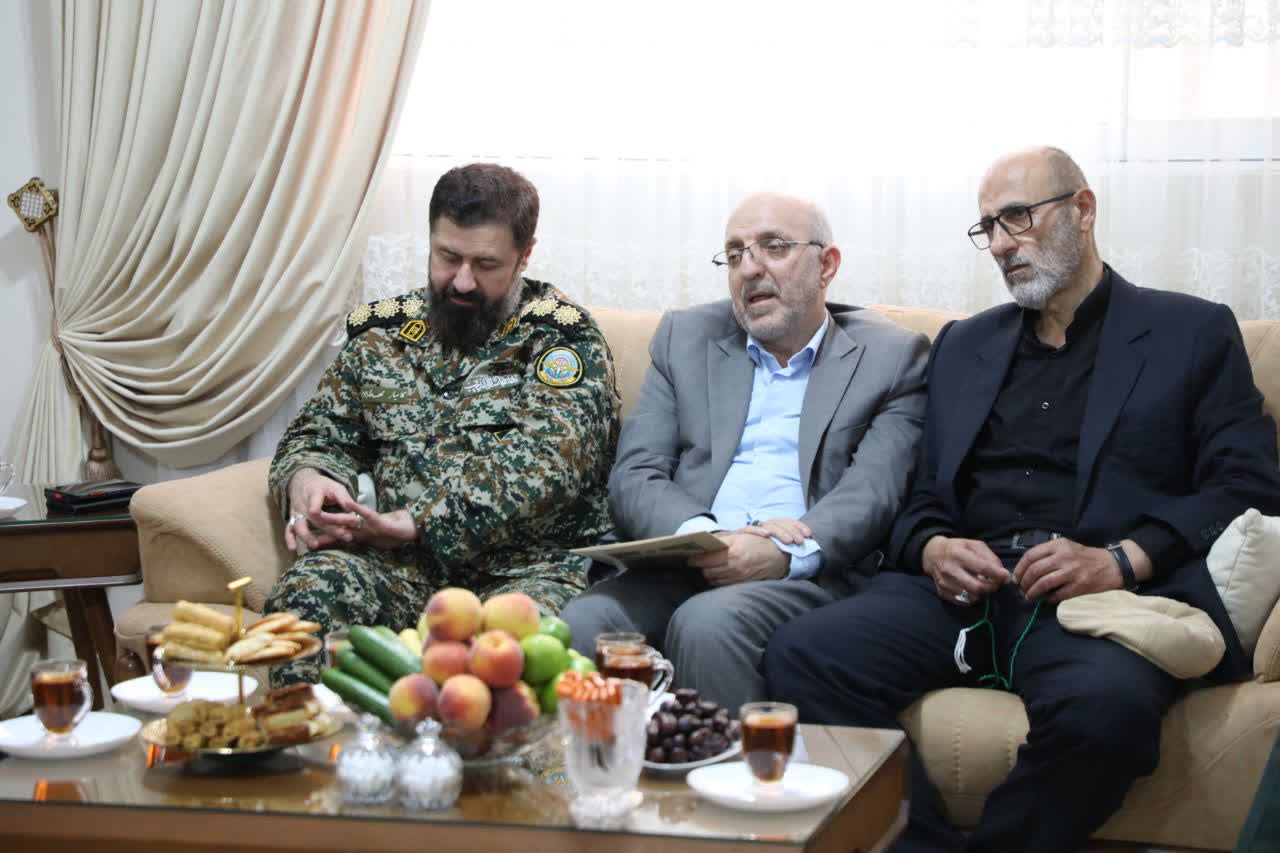 دیدار فرمانده سپاه قدس و نماینده ولی‌فقیه در گیلان با خانواده شهدا در رشت