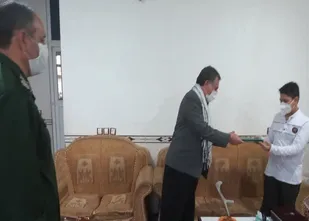 تجلیل از نوجوان بسیچی توسط فرمانده سپاه ناحیه مهران