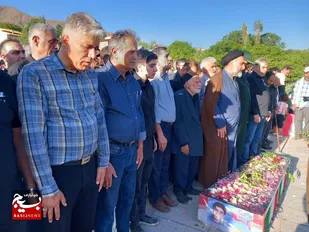 پیکر مطهر شهید بسیجی عیسی شجاعی بر دستان مردم ولایت مدار طالقان تشییع و تدفین شد