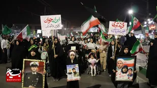 طنین &laquo;جوانی جمعیت&raquo; در هشتادمین شب حماسه رسالت/ از رژه نسل نو تا روایتگری مادری از تبار ناو دنا