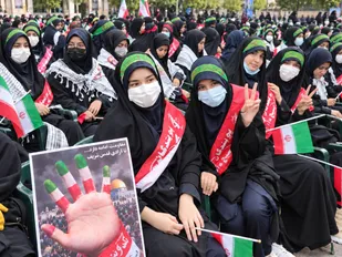 اینجا هیچ دختری غریبه نیست