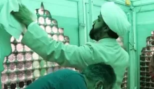 غبارروبی ضریح مطهر جعفربن موسی(ع) پیشوا
