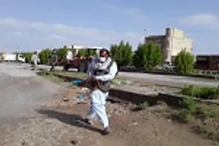 ضد عفونی و گندزدایی معابر دلگان توسط بسیجیان