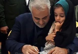 حضور سردار قاسم سلیمانی در تشییع پیکر ۱۲۰۰ شهید